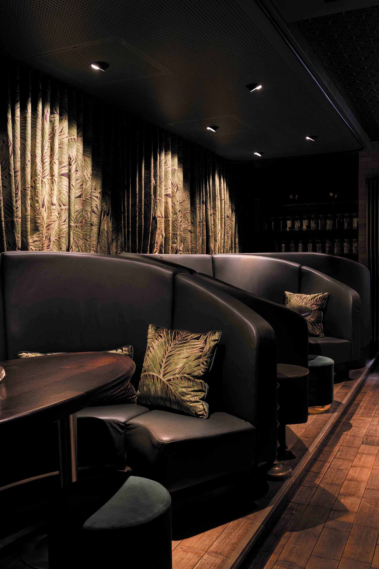 spacious lounges at bar noir hamburg hotel tortue