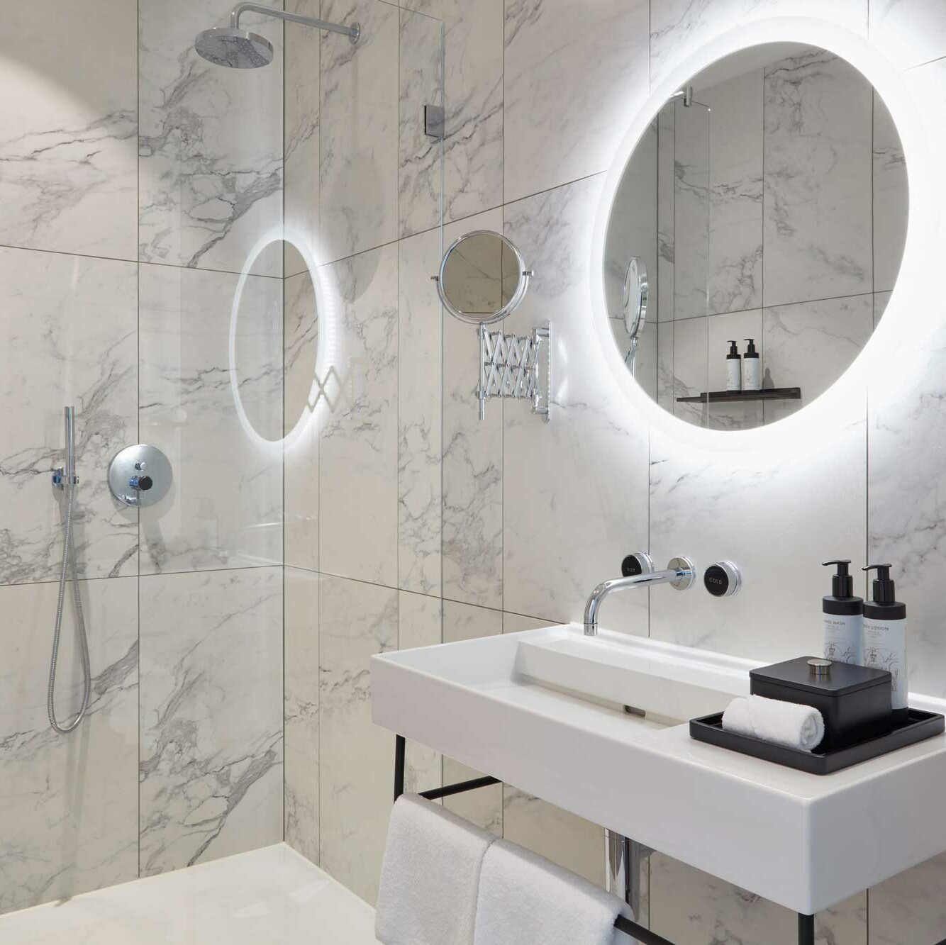 suite hotel hamburg luxuriöse badezimmer mit marmor