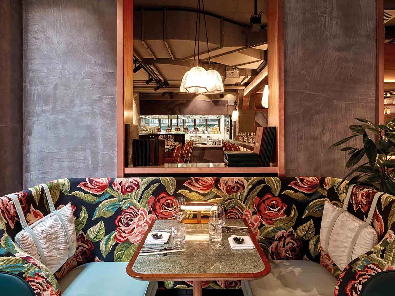 sushi hamburg im JIN GUI. Feinste asiatische Küche präsentiert sich hier in Zusammenhang mit einzigartigem Interior Design