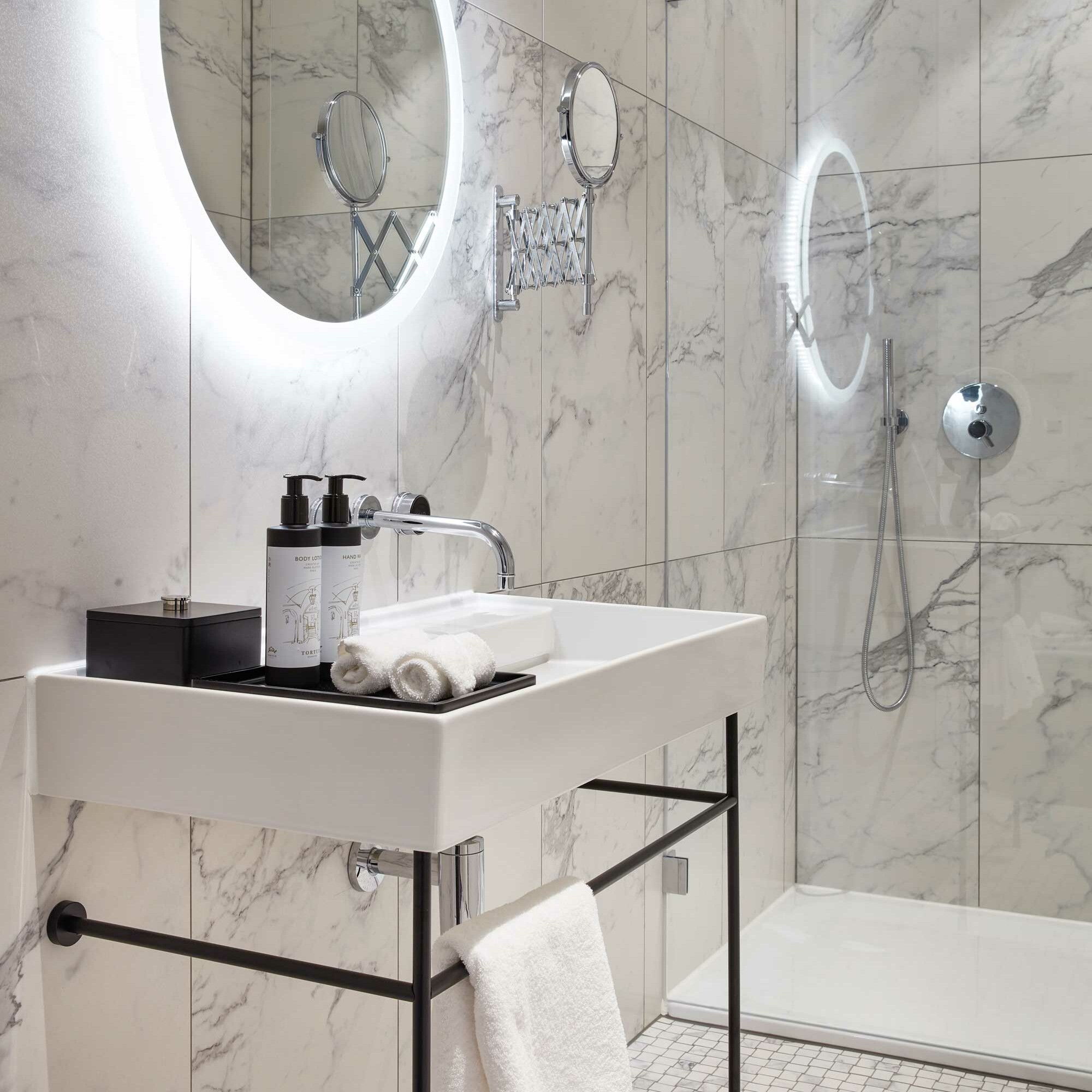 badezimmer mit marmor und rainshower