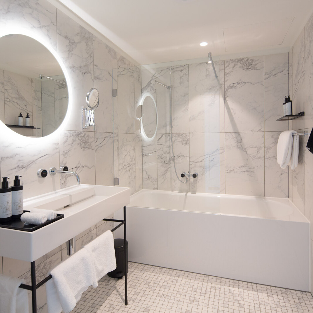 hochwertiges badezimmer mit marmor und badewanne