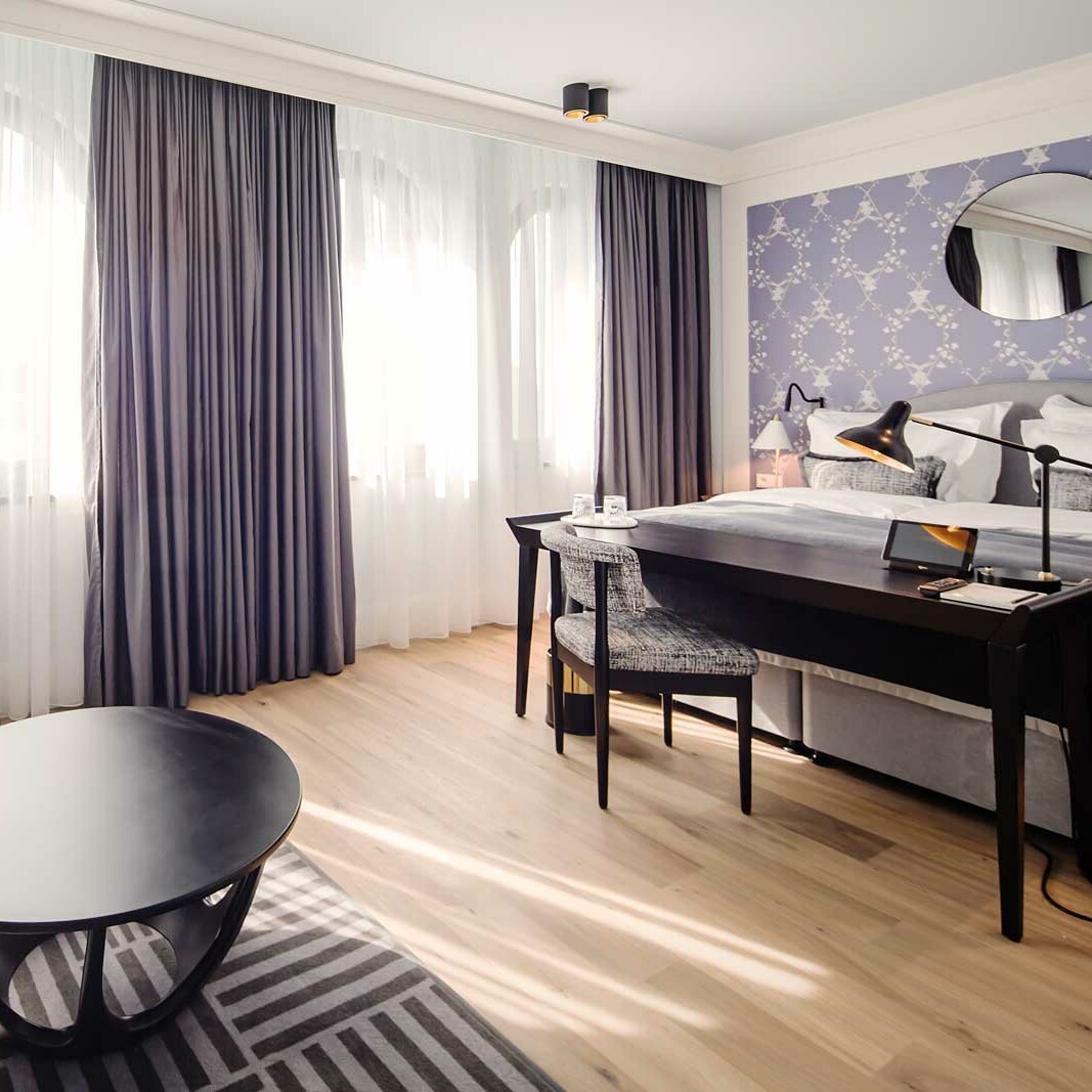 design hotelzimmer mit viel fläche und hochwertigem interior